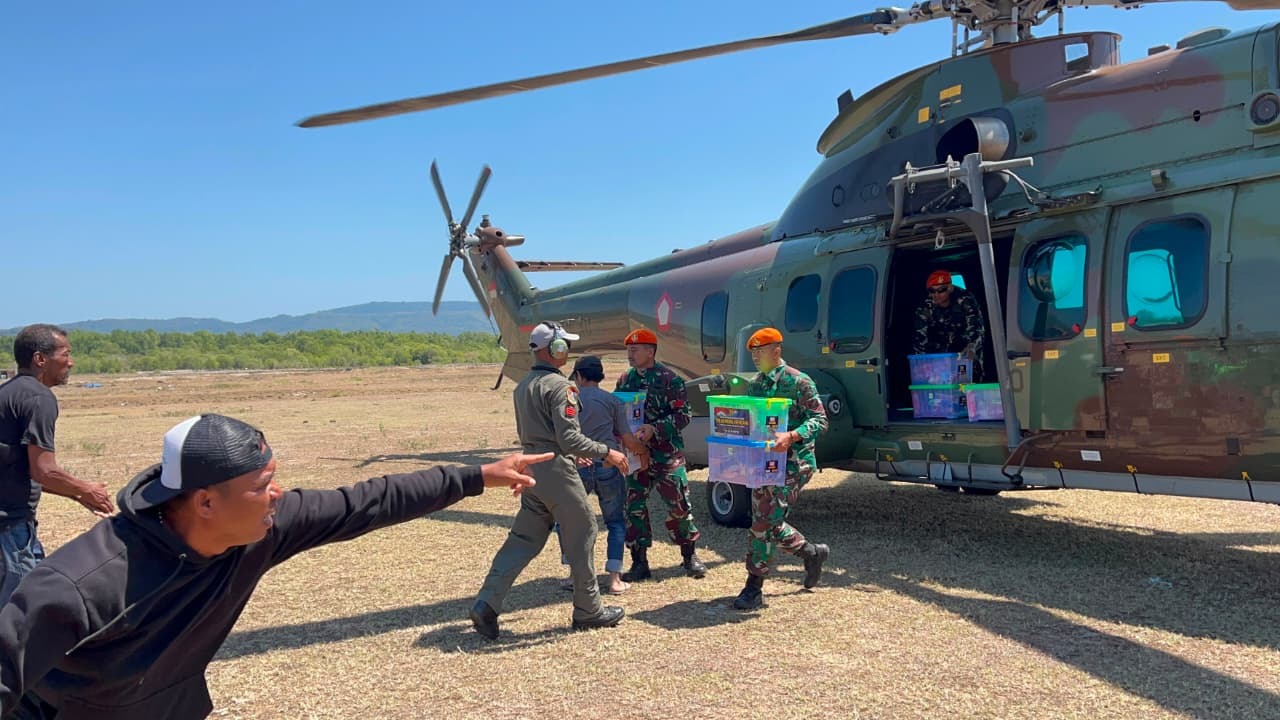 Foto pendukung Prajurit Divisi Hanud Pasgat Terus Bergerak Bantu Evakuasi dan Salurkan Bantuan bagi Warga Terdampak Gempa di NTT