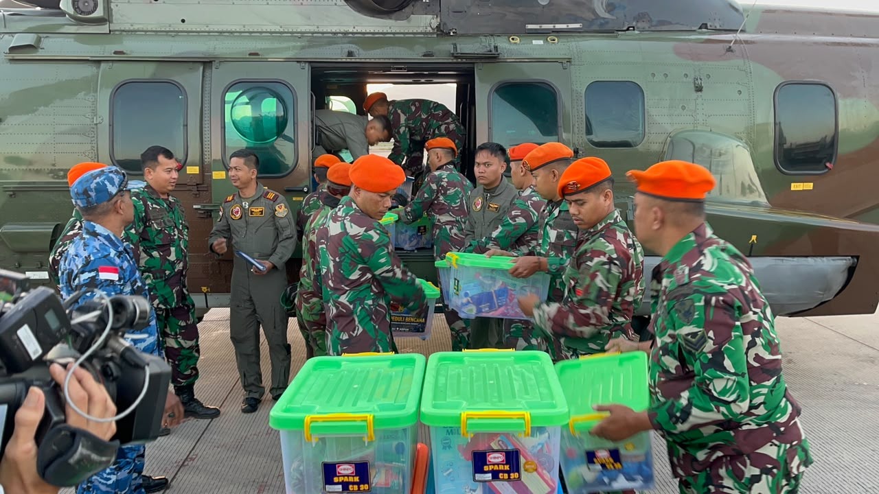 Foto pendukung Prajurit Divisi Hanud Pasgat Terus Bergerak Bantu Evakuasi dan Salurkan Bantuan bagi Warga Terdampak Gempa di NTT