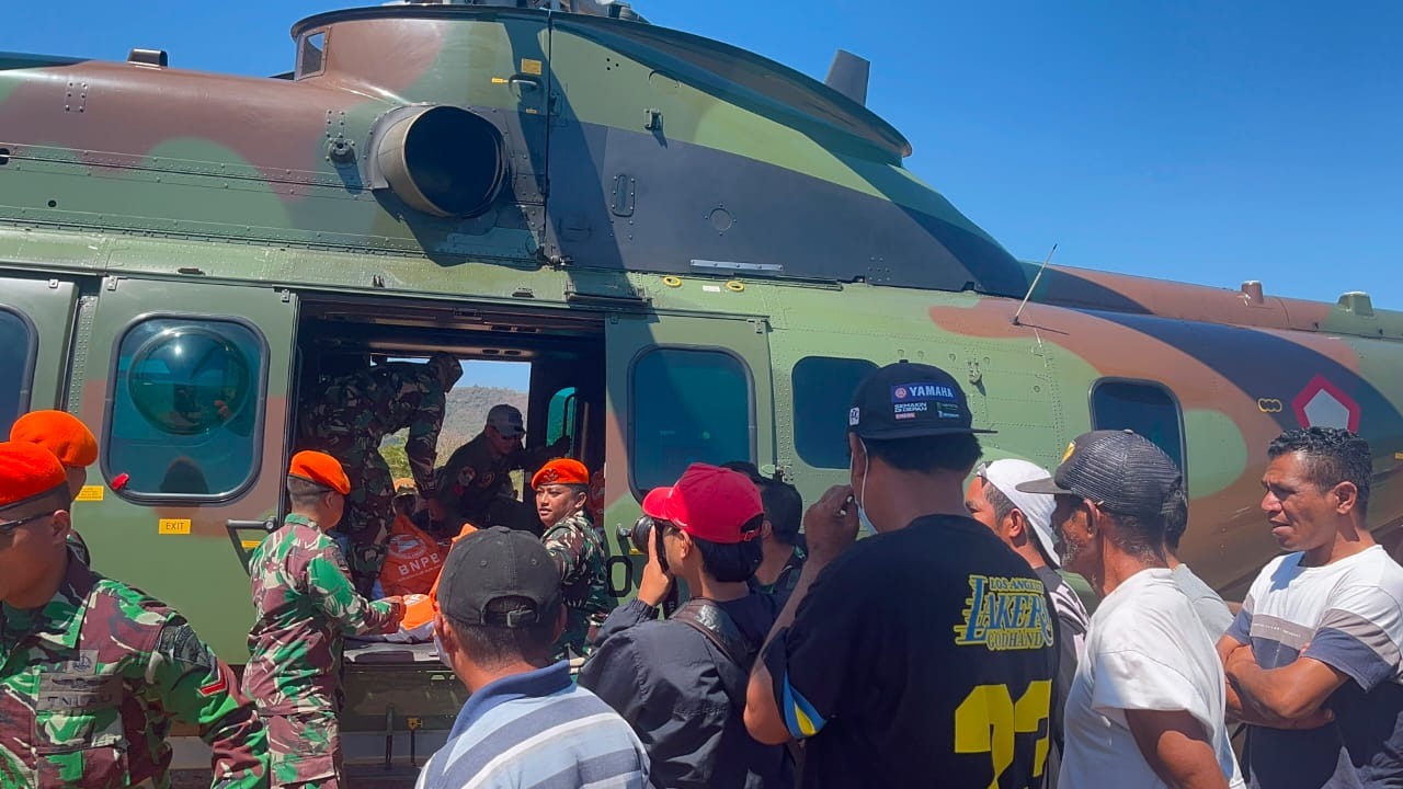 Foto pendukung Hari keempat, prajurit divisi hanud pasgat terus bantu masyarakat terdampak bencana ntt