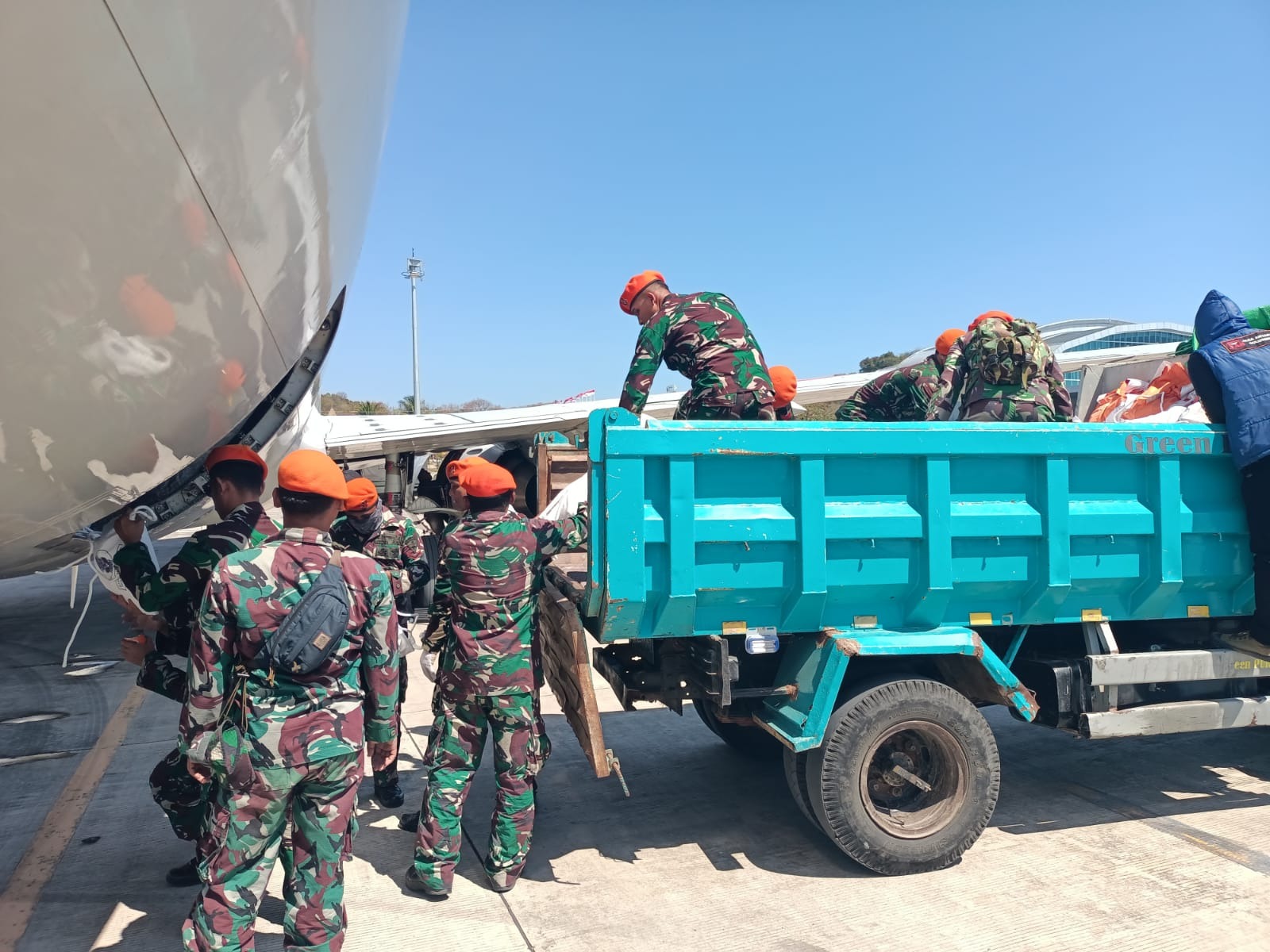 Foto pendukung Hari keempat, prajurit divisi hanud pasgat terus bantu masyarakat terdampak bencana ntt