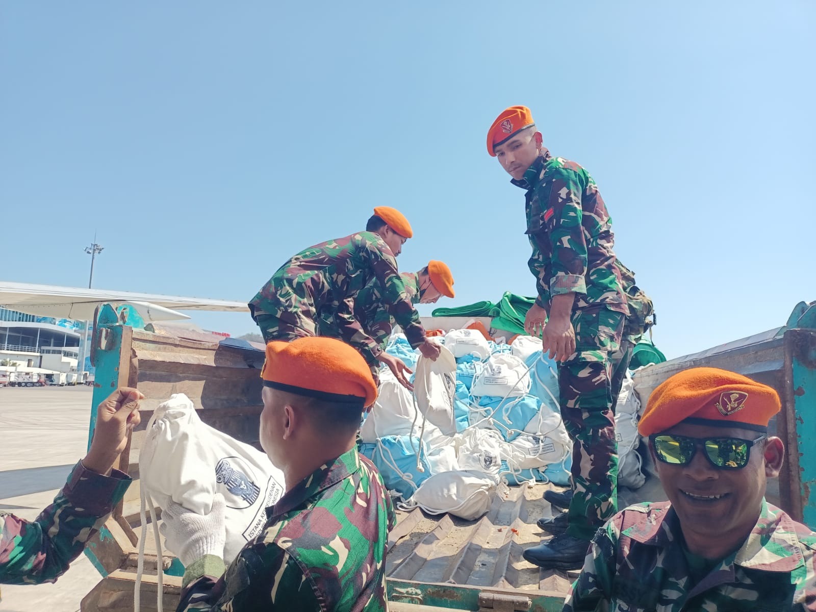 Foto pendukung Hari keempat, prajurit divisi hanud pasgat terus bantu masyarakat terdampak bencana ntt