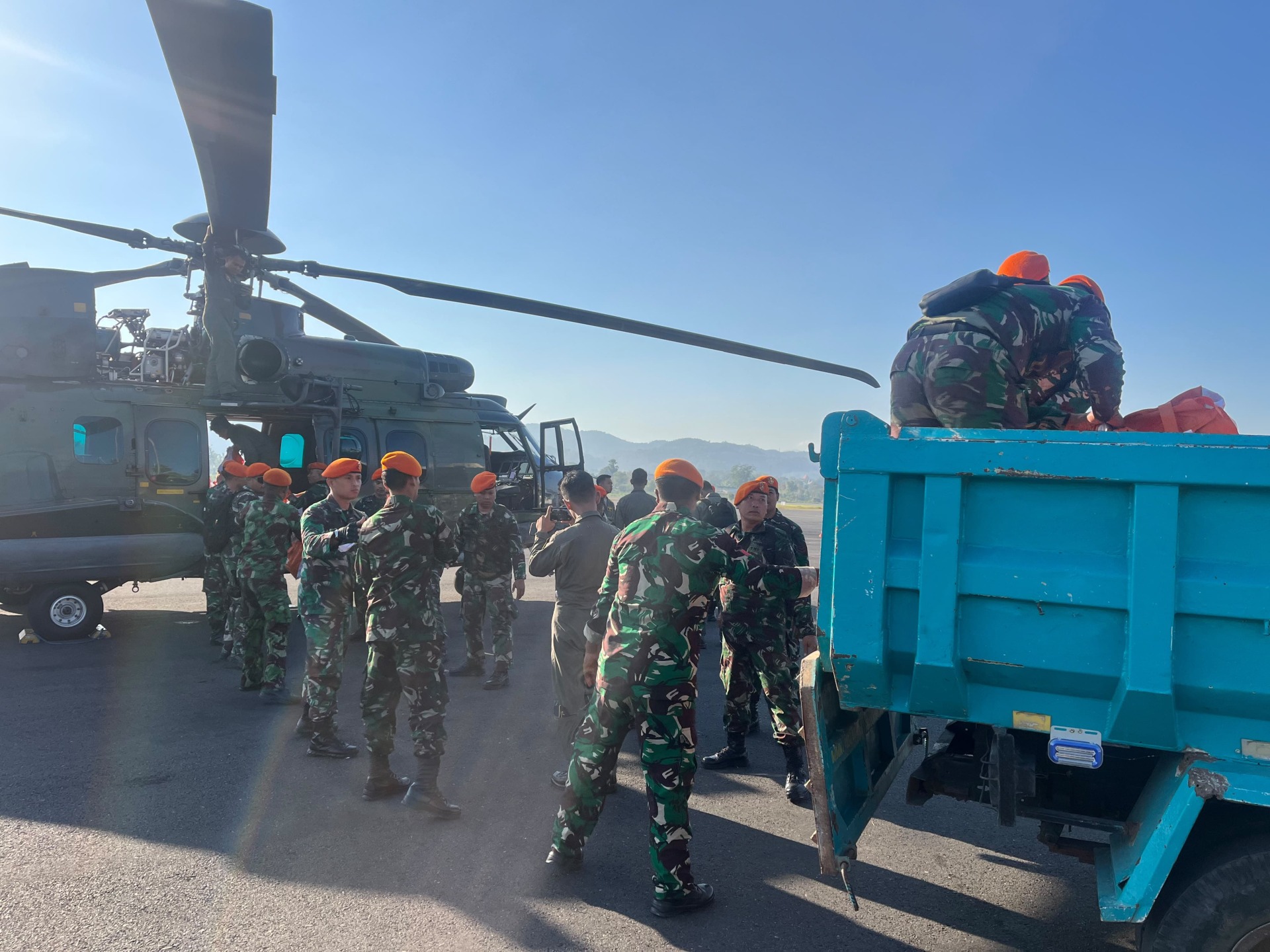 Foto pendukung Hari keempat, prajurit divisi hanud pasgat terus bantu masyarakat terdampak bencana ntt