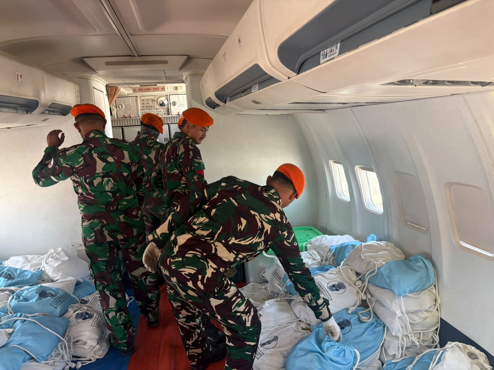 Foto pendukung Hari keempat, prajurit divisi hanud pasgat terus bantu masyarakat terdampak bencana ntt