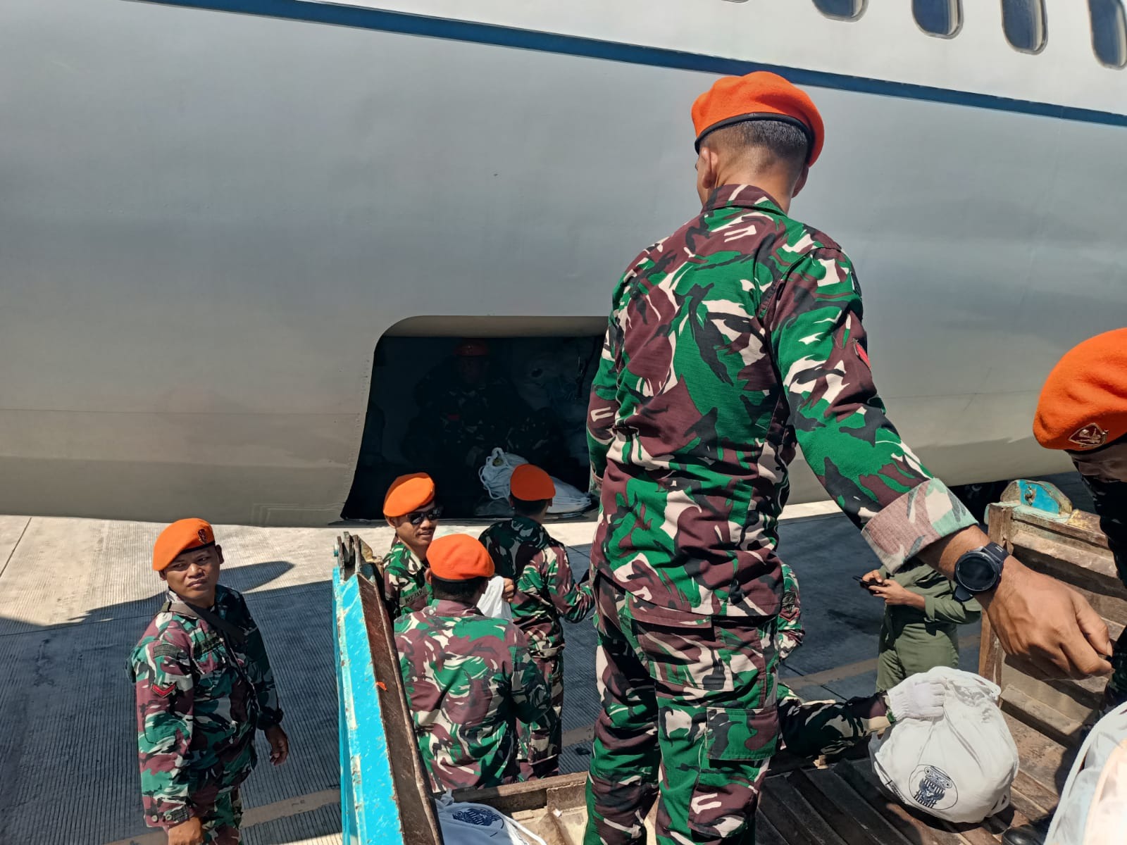 Foto pendukung Hari keempat, prajurit divisi hanud pasgat terus bantu masyarakat terdampak bencana ntt