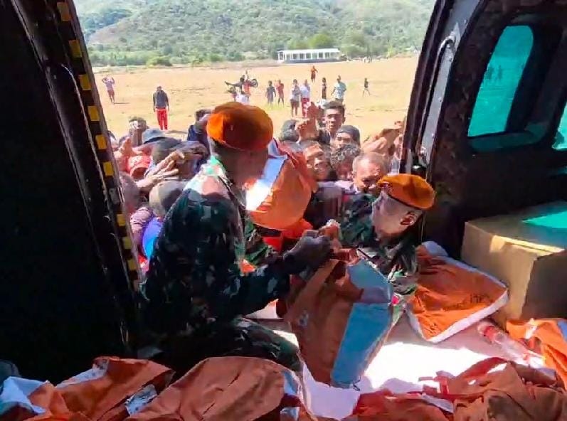 Foto pendukung Hari keempat, prajurit divisi hanud pasgat terus bantu masyarakat terdampak bencana ntt
