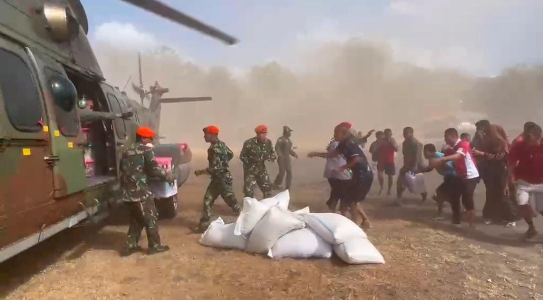 Foto pendukung hari ke- 5 prajurit hanud pasgat terus Bergerak Bantu Evakuasi dan Salurkan Bantuan bagi Warga Terdampak Gempa di NTT