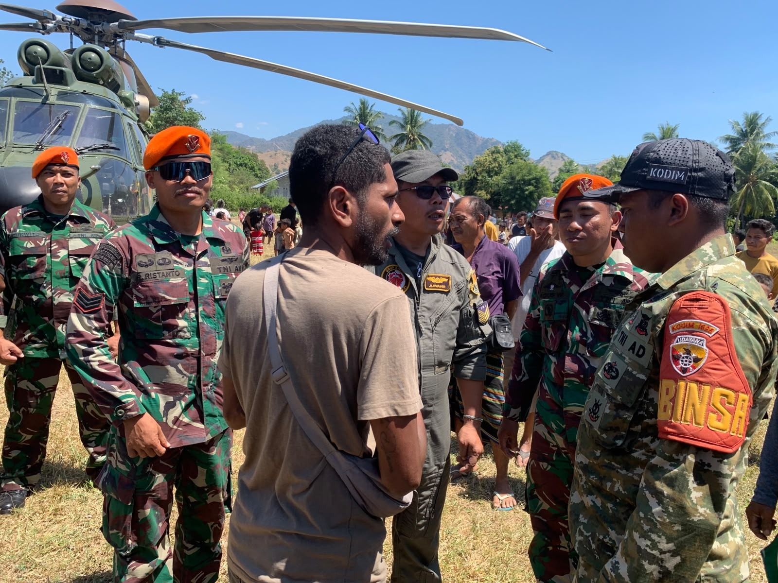 Foto pendukung hari ke- 5 prajurit hanud pasgat terus Bergerak Bantu Evakuasi dan Salurkan Bantuan bagi Warga Terdampak Gempa di NTT