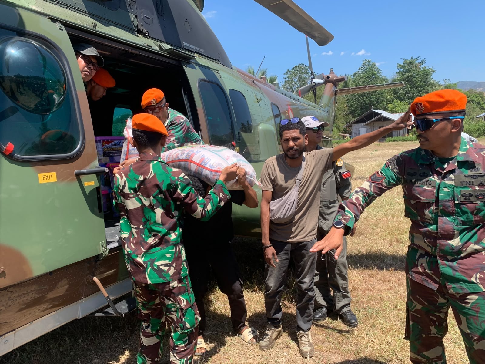 Foto pendukung hari ke- 5 prajurit hanud pasgat terus Bergerak Bantu Evakuasi dan Salurkan Bantuan bagi Warga Terdampak Gempa di NTT