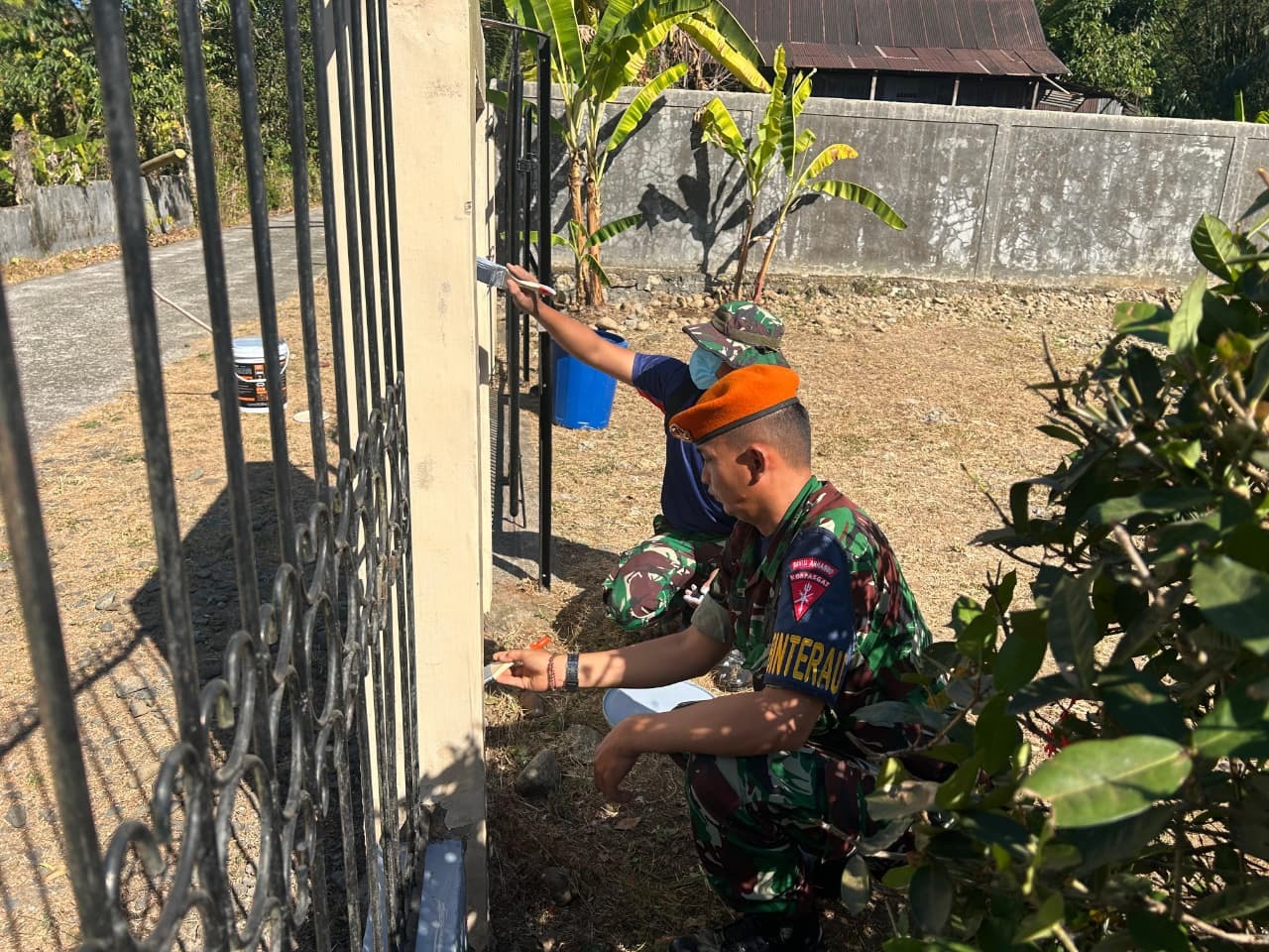 Foto pendukung Prajurit Divisi Hanud Pasgat Melaksanakan Giat Renovasi dan Karya Bakti di Gereja Pouk Maros dalam Rangka memperingati HUT Korpasgat ke-79 Tahun
