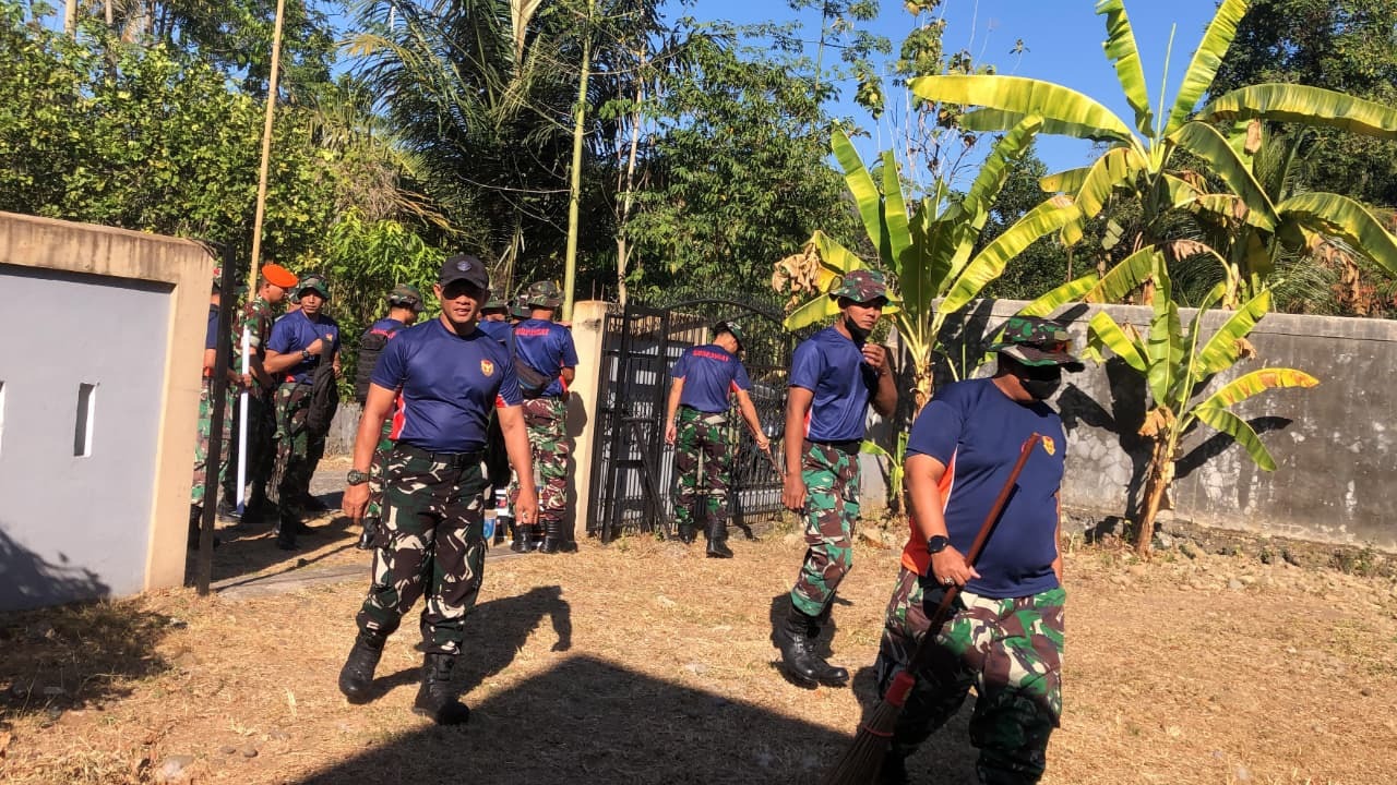 Foto pendukung Prajurit Divisi Hanud Pasgat Melaksanakan Giat Renovasi dan Karya Bakti di Gereja Pouk Maros dalam Rangka memperingati HUT Korpasgat ke-79 Tahun