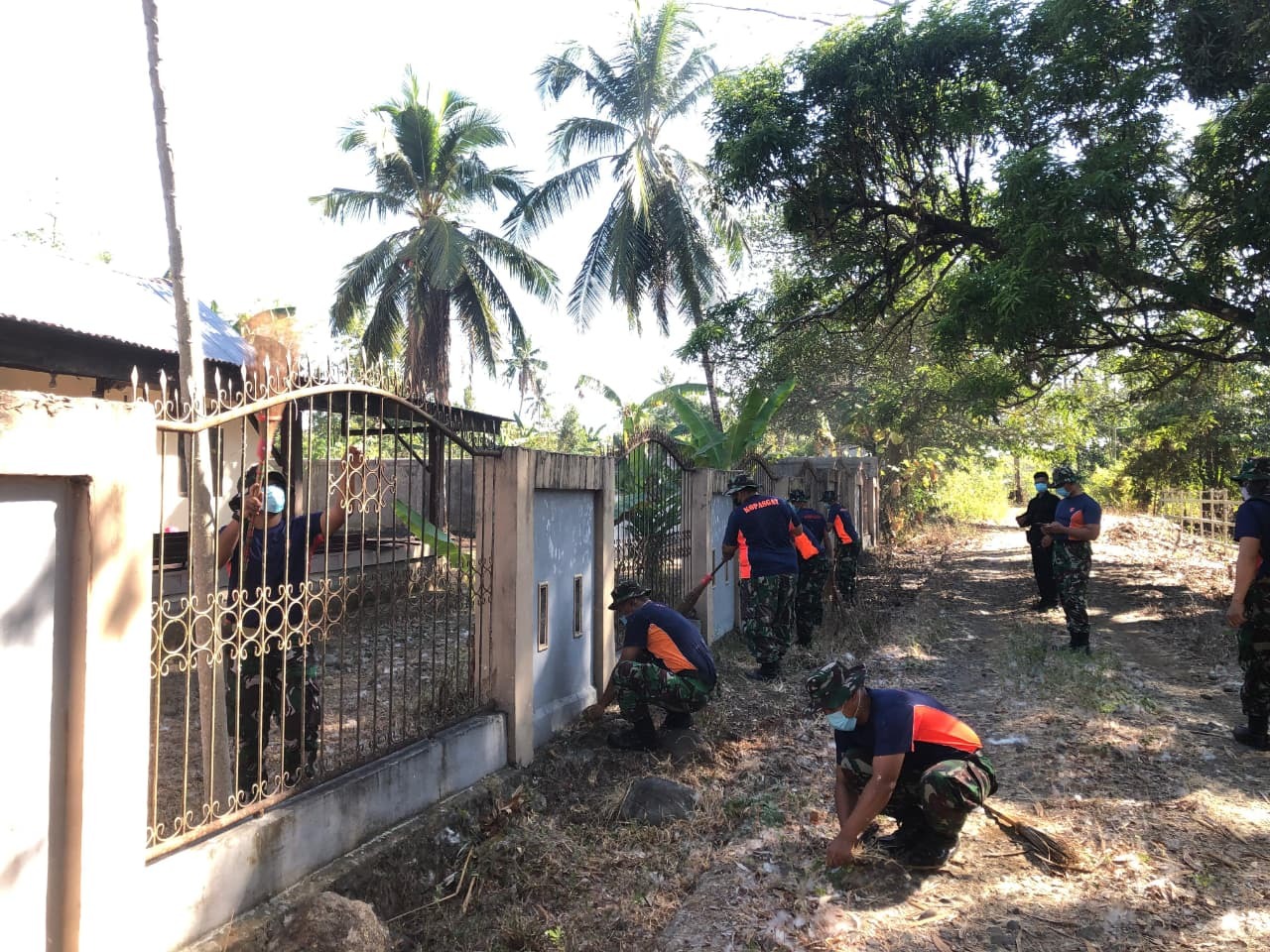 Foto pendukung Prajurit Divisi Hanud Pasgat Melaksanakan Giat Renovasi dan Karya Bakti di Gereja Pouk Maros dalam Rangka memperingati HUT Korpasgat ke-79 Tahun