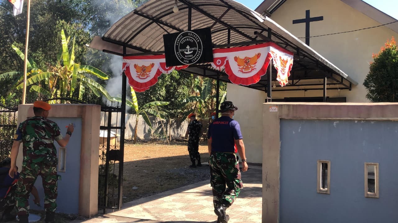 Foto pendukung Prajurit Divisi Hanud Pasgat Melaksanakan Giat Renovasi dan Karya Bakti di Gereja Pouk Maros dalam Rangka memperingati HUT Korpasgat ke-79 Tahun