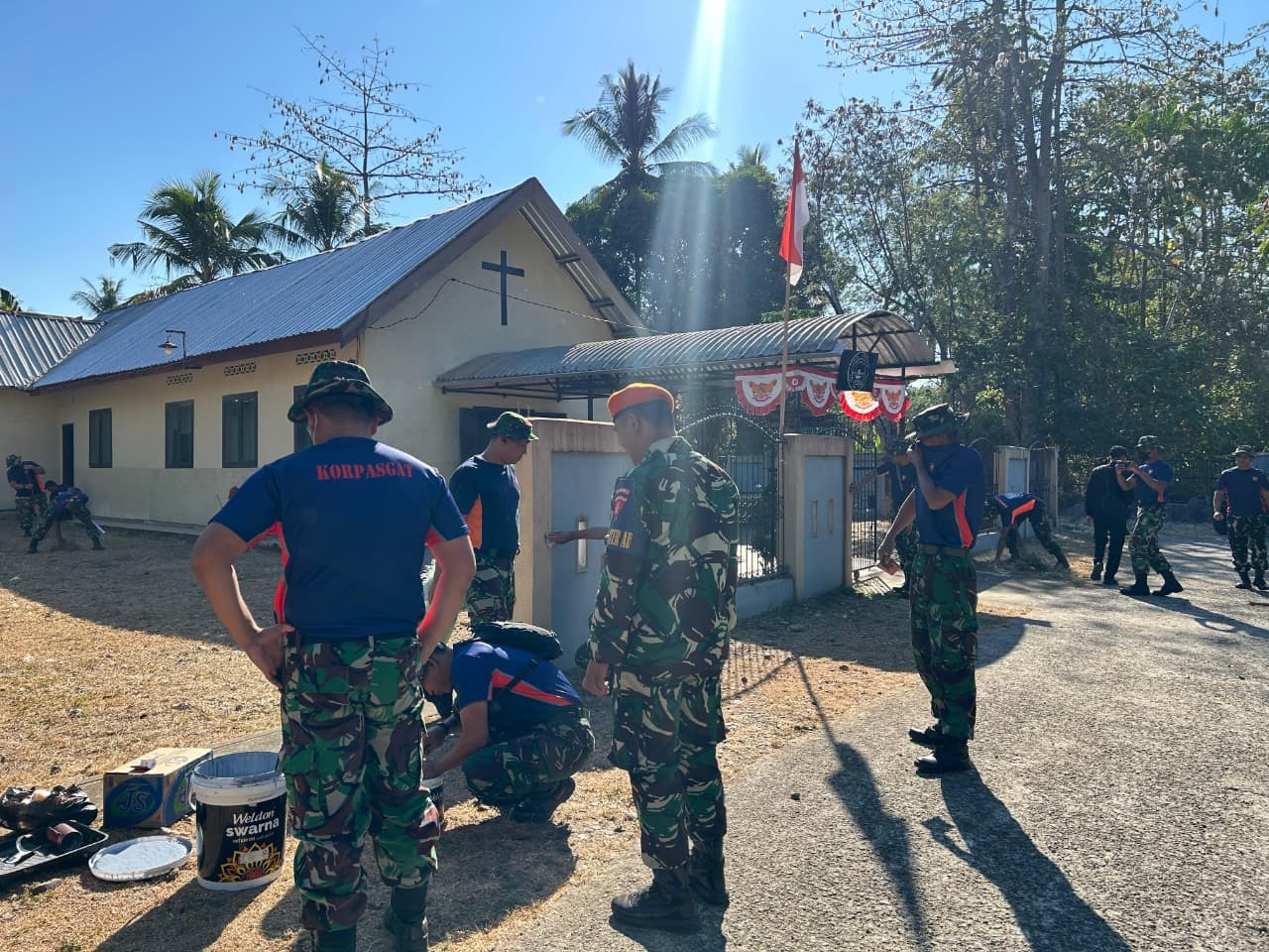 Foto pendukung Prajurit Divisi Hanud Pasgat Melaksanakan Giat Renovasi dan Karya Bakti di Gereja Pouk Maros dalam Rangka memperingati HUT Korpasgat ke-79 Tahun