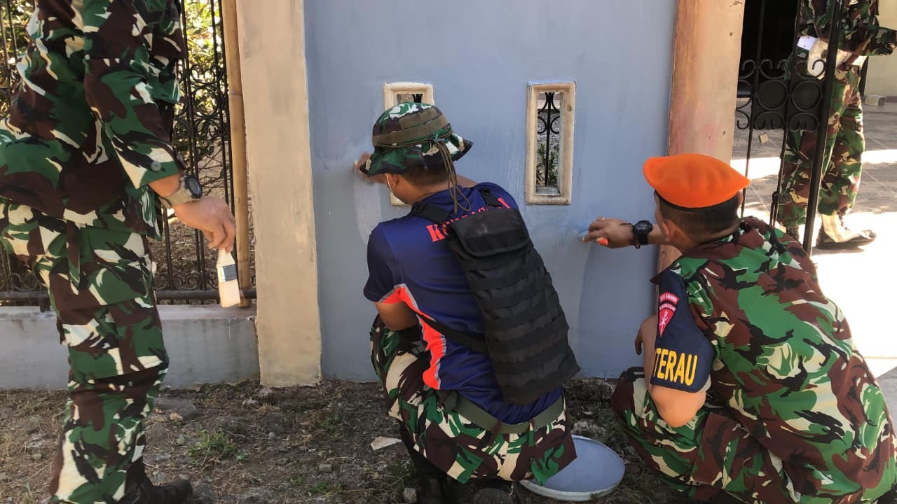 Foto pendukung Prajurit Divisi Hanud Pasgat Melaksanakan Giat Renovasi dan Karya Bakti di Gereja Pouk Maros dalam Rangka memperingati HUT Korpasgat ke-79 Tahun