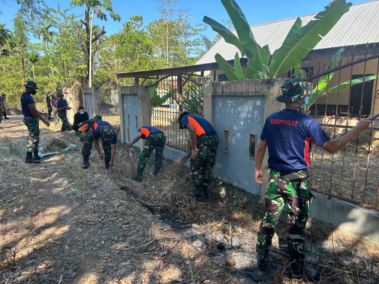Foto pendukung Prajurit Divisi Hanud Pasgat Melaksanakan Giat Renovasi dan Karya Bakti di Gereja Pouk Maros dalam Rangka memperingati HUT Korpasgat ke-79 Tahun