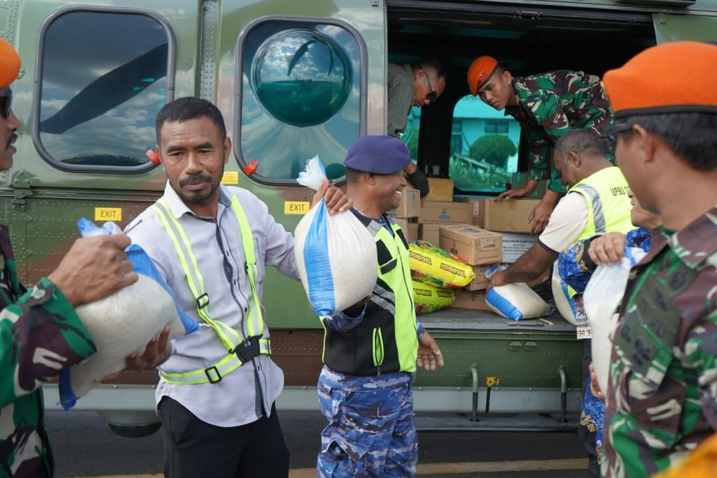 Foto pendukung Hari Ke-10, Prajurit Divisi Hanud Pasgat terus Salurkan Bansos dari Pos Labuan Bajo