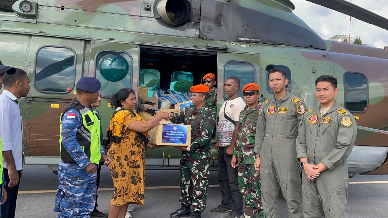 Foto pendukung Hari Ke-10, Prajurit Divisi Hanud Pasgat terus Salurkan Bansos dari Pos Labuan Bajo