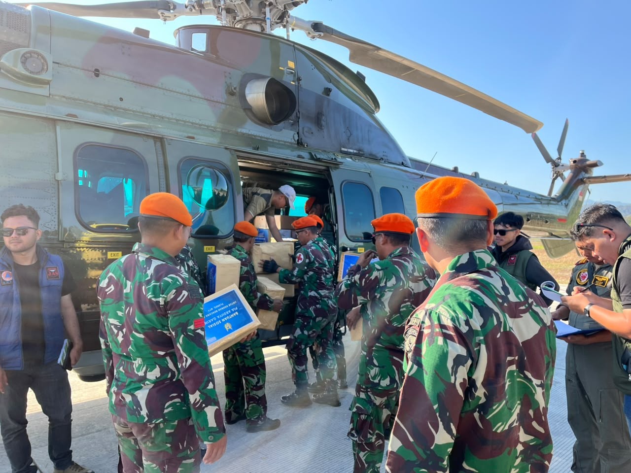 Foto pendukung Hari Ke-10, Prajurit Divisi Hanud Pasgat terus Salurkan Bansos dari Pos Labuan Bajo