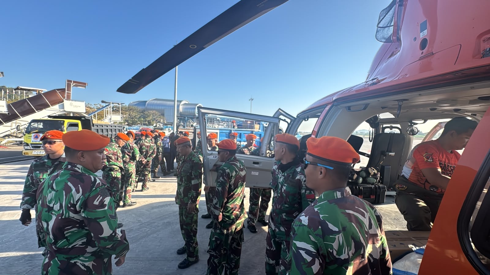 Foto pendukung Hari Ke-10, Prajurit Divisi Hanud Pasgat terus Salurkan Bansos dari Pos Labuan Bajo